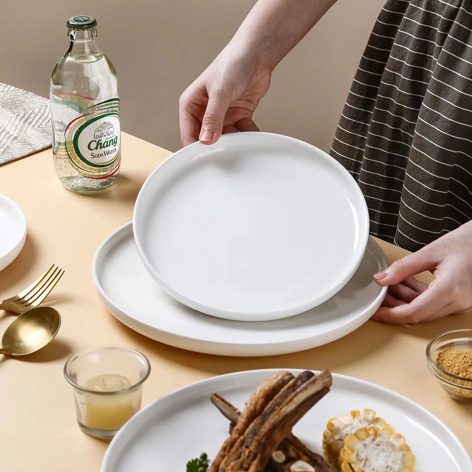White Ceramic Dinner Plate – Round Minimalist Design